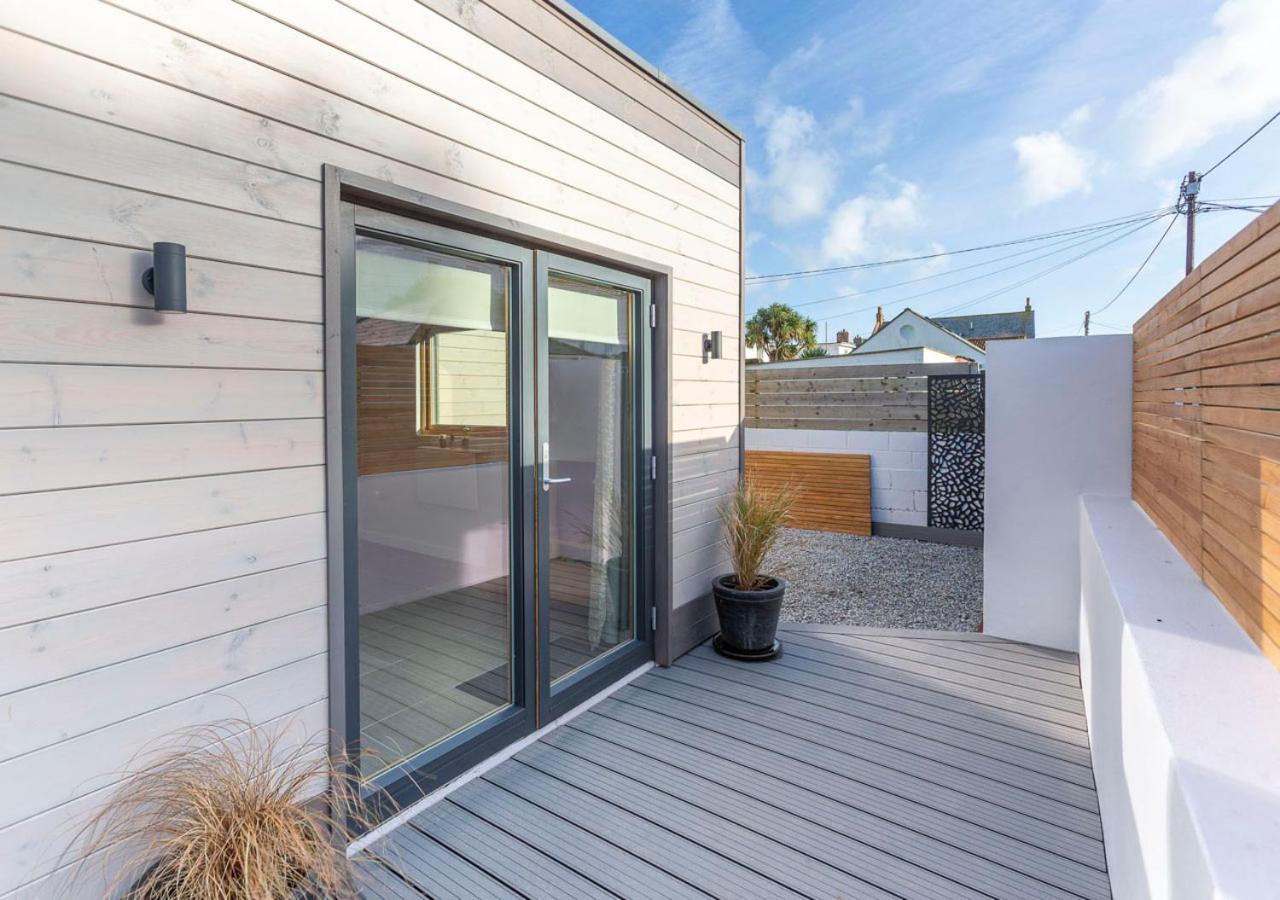 Stones Throw Cornwall Буде